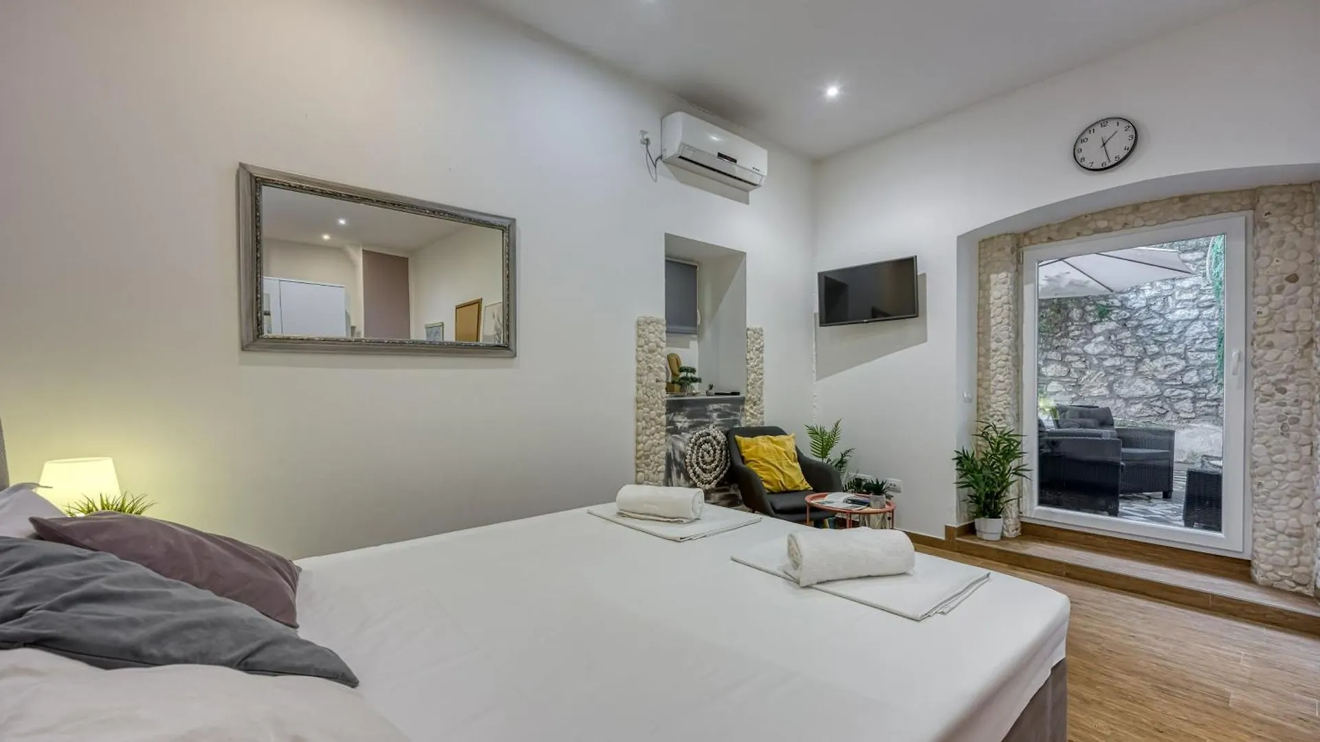 Pet Friendly Apartment - Happy Rentals Pula